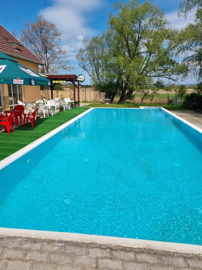 Taban Vendeghaz Balatonlelle住宿加早餐旅馆 外观 照片